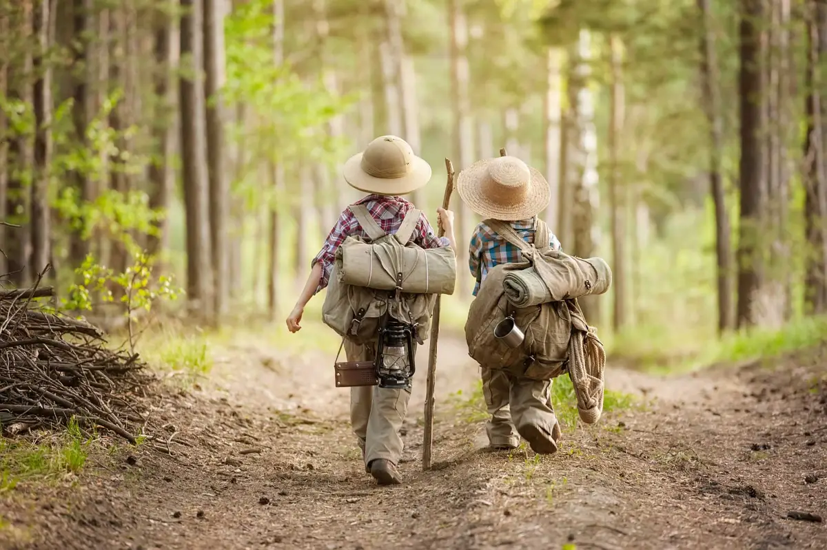 zwei Kinder wandern durch den Wald - der Weg ist das Ziel