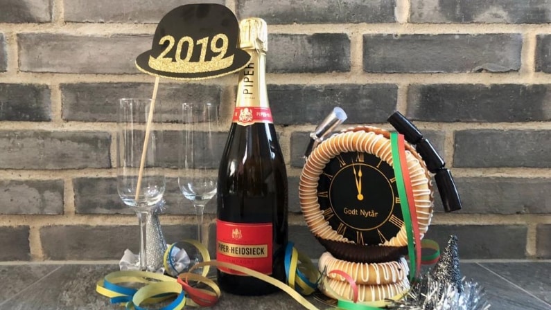 Silvester zwei Gläser eine Flasche Sekt und dänischen Neujahrsgebäck